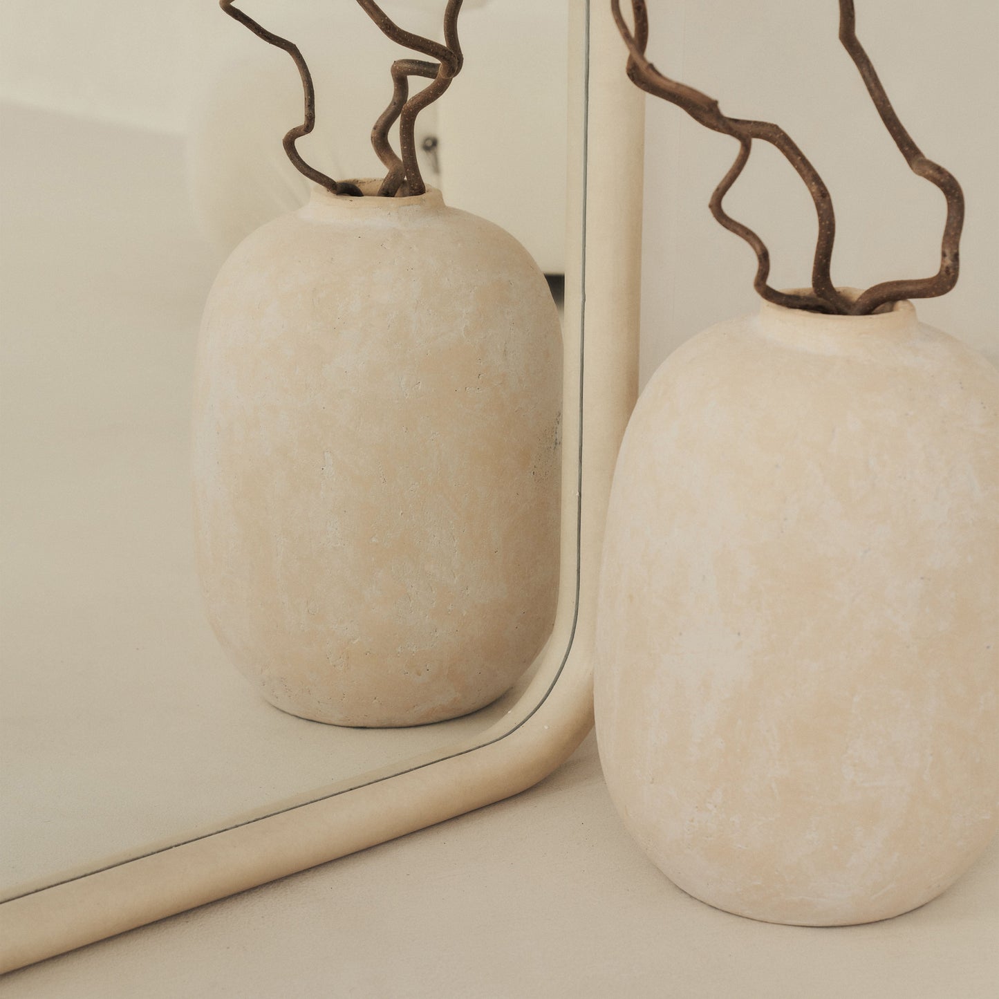 Elis – Extra großer, raumhoher, gewölbter Betonspiegel, 190 cm x 100 cm